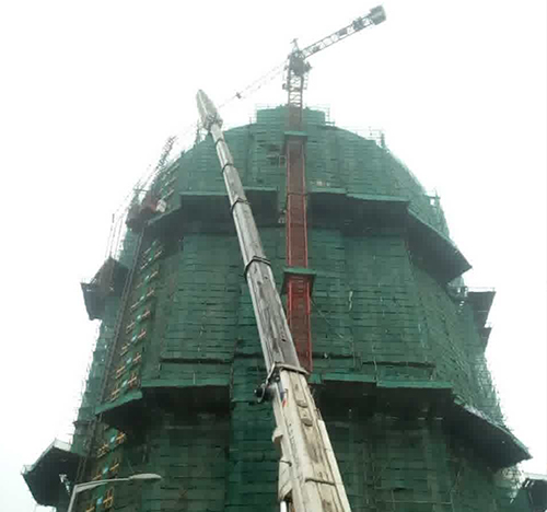 酒泉市吊车在工地上作业